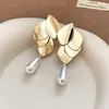 Pendientes ovalados de perlas con bloques de color metálico estilo europeo y americano, pendientes simples y únicos de moda con un diseño de nicho para mujer