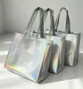 Bolsa de mano de tela no tejida compuesta de alta gama con película iridiscente, bolsa de compras láser para regalo de ropa de mujer, personalizable con logotipo de empresa