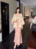 Nova coleção de outono estilo chinês: um conjunto apresentando uma jaqueta com bordado pesado e padrão floral em degradê e um vestido camisola combinando, adornado com contas. P9006