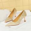 Saltos Altos Pretos de Veludo Femininos Outono e Inverno Stiletto Kitten Heels 7cm Bico Metálico Bico Fino Scarpins Diários Versáteis