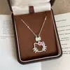 Colar com Pingente de Gato com Laço Vazado Full Diamond Estilo Doce e Cool para Mulheres, Gargantilha Fashionável Corrente Clavicular
