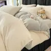 Conjunto de cama luxuoso e elegante de quatro peças com uma textura macia como leite, apresentando fleece espesso, quente e com padrões intrincados para uso no outono e inverno.; também disponível como um conjunto de três peças