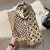 Bufanda Versátil de Algodón y Lino Estampado Clásico Europeo y Americano Cálida para Otoño e Invierno Bufanda para el Cuello Chal Exterior de Viaje Bufanda de Alta Gama