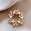 Broche de Flor de Perla Chapado en Oro Real de 14K Pin de Traje Vintage Accesorio de Alta Gama Moderno y Elegante