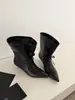 Botas Femininas de Salto Baixo Bico Fino com Cadarço Estilo Coreano de Nicho 2026 Nova Moda Botas de Cano Curto Versáteis com Temperamento Elegante