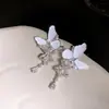 Danza de Mariposas y Luz Fluida~Aretes de Borla de Zirconia con Mariposa de Esmalte Blanco, Aretes de Alto Nivel Estilo Hada Francesa con Diseño de Nicho