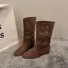 Botas de Cano Curto com Salto Grosso de Nicho Botas Cowboy Bico Redondo Novo Estilo Camurça Feminina Outono/Inverno Retrô Ocidental 2026 Fivela Uso Dupla