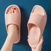 Nuevos Estilos de Pantuflas 2024 para Mujer Hogar Interior Baño Aseo Baño para Parejas Pisando Caca Sensación Sandalias de Una Tira Domésticas para Hombre