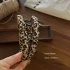 Diadema de tela con estampado de leopardo dentada, Moda retro francesa, Pinza para el pelo de alta gama, Accesorio para el cabello, Nuevo 2026