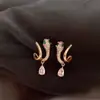 Zodíaco Cobra Cobra Brincos de Pérola Exquisitos para Mulheres Nicho Único Versátil Outono e Inverno Brincos de Luxo de Ano Novo para Mulheres