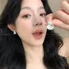Aretes de Concha de Perla Estilo Coreano para Mujer 2026 Modelo Nuevo Lujo Ligero Gama Alta Exquisitos Simples Elegantes Versátiles Accesorios para Orejas