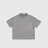 Camisa de cuello asimétrico de dos vías, manga corta de rayas romanas italianas de corte limpio, ambiente relajado de vacaciones, múltiples estilos de cuello disponibles
