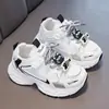 Tênis respiráveis de malha para meninas, nova coleção de outono, design de desenho animado infantil com fechos de velcro, calçados esportivos de sola macia, sapatos casuais para estudantes