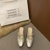 2026 Novo Estilo Prata Plissado Moda Tendência Estiloso Bico Fechado Meia-Chinelos para Mulheres Sandálias de Exterior Sandálias que Aumentam a Altura