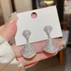 Pendiente de Abanico Incrustado de Circonita de Cobre con Diamantes Completos Europeos y Americanos Exquisito Moderno Individual Pendiente de Botón Súper Brillante Pendiente Exquisito Accesorios para Pendientes