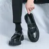 Sapatos Masculinos de Couro Tamanho Grande 2026 Primavera Novos Mocassins Masculinos Slip-On Sola Grossa Casuais Estilo Britânico Tendência Mocassins