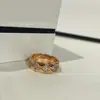 Novo Estilo CNC Versão Alta Anel Coco com Padrão Acolchoado para Mulheres, Banhado a Ouro 18K, cravejado com Diamantes, Totalmente Cravejado com Diamantes, Anel de Casal Unissex