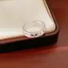 Anillo Abierto de Circonita Súper Brillante Color Rojo Granada con Forma de Lazo Estilo Nicho de Gama Alta Anillo para Dedo Exquisito Versátil Temperamento Joyería para la Mano Mujeres