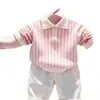 Ropa infantil coreana 2026 primavera y otoño nuevo conjunto de suéter de punto con cuello polo a rayas rosas y pantalones casuales blancos
