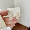 Pendientes de Botón de Pétalos de Trébol de Moda Temperamento Versátil Pendientes Únicos Diseño de Nicho Sensación de Alta Gama Pendientes de Lujo Ligero para Mujeres