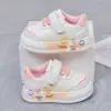 Nuevos Zapatos Infantiles para Otoño 2026 para Niñas y Niños, Zapatos de Piel Blanca, Tenis Bajos de Dibujos Animados de Moda