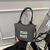 Bolsa de Ombro Versátil Casual Simples com Bordado de Letras de Grande Capacidade Design de Nicho Moda Tendência Outono 2026