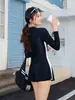 Traje de baño de una pieza estilo nuevo 2026 para mujer, deportivo, conservador, de manga larga, color contrastante blanco y negro, cremallera, que cubre el abdomen, traje de baño adelgazante