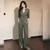 Conjunto de moda moderno estilo workwear para mujer: conjunto de dos piezas nuevo y elegante: camisa de cuello en V y pantalones de pierna ancha