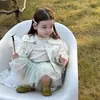 26 Novos Estilos de Outono para Bebês Meninas: Jaqueta Floral Doce, Camisa Básica Elegante Versátil com Cadarço, Vestido de Princesa Fofo