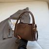 Bolso cuadrado pequeño de mano de alta gama, nueva moda de primavera 2025, bolso de hombro sencillo y combinable, bolso cruzado informal de moda.
