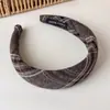 Faixa de Cabelo Larga de Tecido Escovado Estilo Coreano Retrô Xadrez com Coroa Alta Versátil Temperamento Esquema de Cores Maillard Acessório de Cabeça para Afinar o Rosto