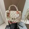 Bolsa de Mão Acolchoada Elegante e Moderna para Mulheres Verão 2025 com Lenço de Seda de Alto Padrão Versátil Bolsa Transversal com Corrente Tendência