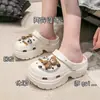 Sapatos femininos de sola grossa e com furos, novo estilo de sandálias de praia antiderrapantes com bico alto para mulheres, verão 2024