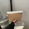 2026 Estilo Nuevo Estilo Ugg Estilo Coreano Simple Felpa Moda Bolso de Mano para Mujer Bolso Elegante para Mujer Neceser Portátil