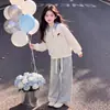 Nova Coleção Primavera e Outono 2026: Conjunto Duas Peças para Meninas: Calça Lisa Casual e Blusa de Retalhos Xadrez com Lapela