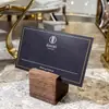 Portatarjetas de Madera Maciza de Nogal Negro Soporte Simple para Tarjetas de Asiento de Hotel Soporte para Tarjetas de Restaurante Base de Madera Maciza Soporte para Tarjetas Soporte para Porta Tarjetas de Presentación