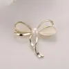 Joias Zhuji Atacado Moda Temperamento Broche Borboleta Cisne Fivela de Lenço de Seda Broche de Pérola de Água Doce Broche de Flor para Lapela Mulheres