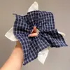 Lenço Quadrado de College Estilo Coreano Ins Estilo Mori com Patchwork de Renda Xadrez, Gravata de Cabelo para Mulheres, Acessório de Cabelo Moderno e Único