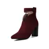 Botas de tornozelo de camurça de comércio exterior, tamanho grande, salto grosso, bico fino, com tira no tornozelo, feminino 09-10