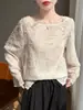 Blusa redonda com recorte floral tridimensional e textura transparente, modeladora e versátil, adequada para usar em camadas ou sozinha, perfeita para um look suave e elegante no trabalho