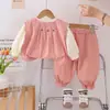 Conjunto Coreano de Moda para Niñas Primavera y Otoño 2025 Nuevo Elegante Chaleco de Doble Bolsillo Conjunto de Tres Piezas de Manga Larga para Niños Pequeños