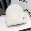 Nuevo gorro de lana tejido de otoño e invierno para mujer, hace que la cara se vea más pequeña, gorro cálido para clima frío con la letra M, gorro versátil para proteger las orejas