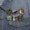 Novos Acessórios Criativos de Desenho Animado Série Química Insígnia Personalidade Broche de Estudante Béquer Microscópio Joias de Modelagem