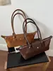 Bolso de hombro tipo baguette de gamuza patchwork, ligero y lujoso, estilo retro para mujer, nueva colección de otoño 2026, que irradia un ambiente sofisticado y elegante, perfecto para ir al trabajo