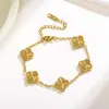 Pulsera de acero de titanio chapada en oro de 18k, de cuatro hojas, lisa, de moda, de venta caliente, con nácar de doble cara, fábrica de joyería de alta gama para mujer