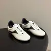 Zapatillas de entrenamiento retro alemanas de cuero genuino brillante, estilo para parejas, con detalles de franja lateral y suela de goma, un diseño versátil