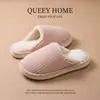 Pantuflas de algodón para hombre 2026 modelo nuevo para invierno, uso en casa, suela gruesa, punta cerrada, cálidas y cómodas, aptas para usar al aire libre, pantuflas de felpa para mujer