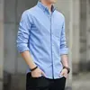 Nova camisa de manga comprida em tecido Oxford para homens, camisa básica lisa casual de negócios para primavera e outono, roupas masculinas slim fit