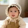 Gorro para Bebé para Primavera y Otoño, Estilo Delgado para Niñas, Elegante Sombrero de Princesa con Flores Pequeñas, Gorro para Bebé con Protección para los Oídos con Ribete de Encaje