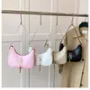 Bolsa Feminina de Verão 2025 Simples e Popular com Letras de Metal Novo Estilo Bonita Elegante Tendência Moda de Mão ou Ombro Meia-Lua